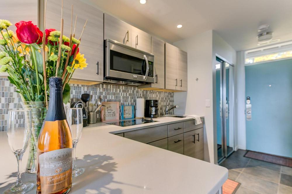 Cozy Aviation Style Lake View Condo at The Shores